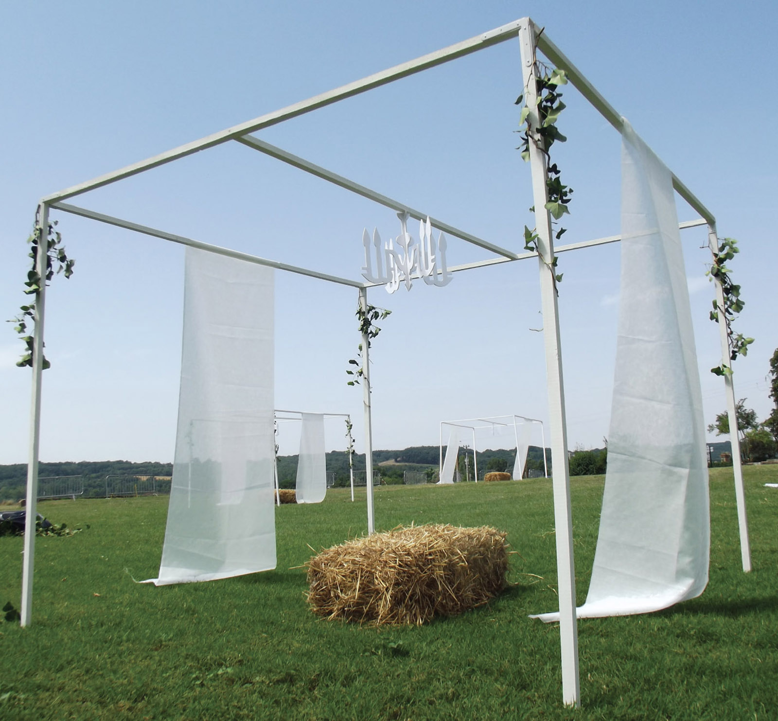 Scénographie événementielle, création d'une décoration sur thème champêtre et romantique, création de structure pour accueillir les invités.Tout en blanc.