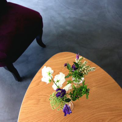 décoration sobre et design couleur gris bois violet fleur