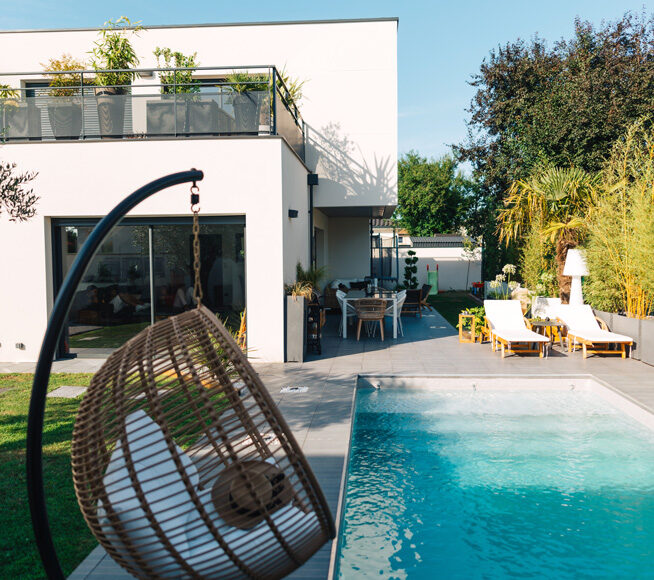 jardin-moderne-exotique-emilie-peyrille-fauteuil-suspendu-piscine-terrasse-w