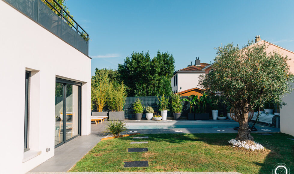 jardin-moderne-exotique-emilie-peyrille-olivier-piscine-w